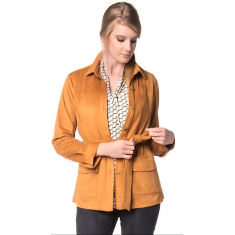 AMÍSSIMA - PARKA SUEDE UTILITÁRIA COM BOLSOS - CARAMELO