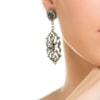 BRINCO MARCIELLI RODRIGUES PLACA VAZADA COM STRASS - CHUMBO