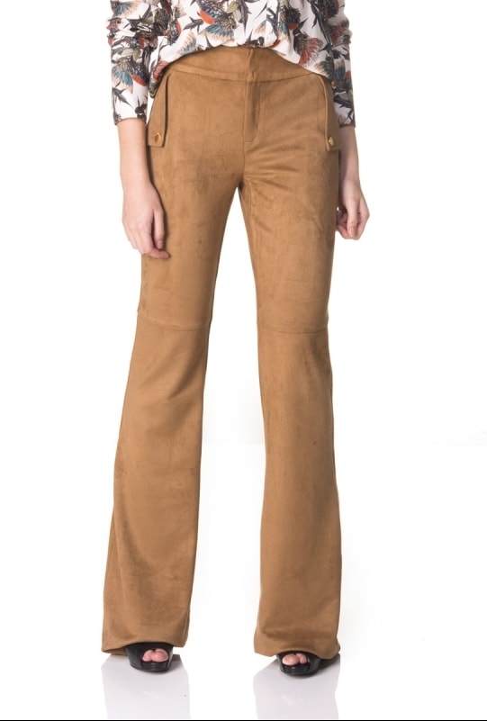 calça flare cor caramelo
