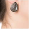 CAPITOLLIUM - BRINCO METAL GOTA COM PEDRA - CINZA