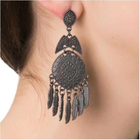 CAPITOLLIUM - BRINCO METAL MEDALHA IRREGULAR PINGENTE FOLHA - CHUMBO