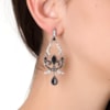 CAPITOLLIUM - BRINCOS ARABESCO RESINA C/ STRASS - PRETO