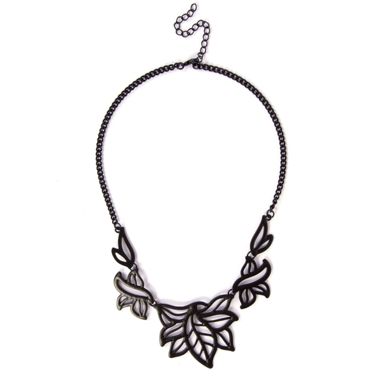 CAPITOLLIUM - COLAR METAL COLOR PLACAS FOLHAS VAZADAS - PRETO