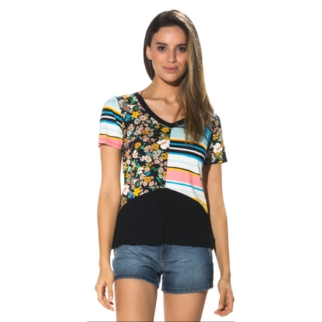 CAPITOLLIUM EXCLUSIVE - T-SHIRT ESTAMPA MIX FLORAL LISTRAS 2 - PRETO CAPITOLLIUM EXCLUSIVE - T-SHIRT ESTAMPA MIX FLORAL LISTRAS 2 - PRETO