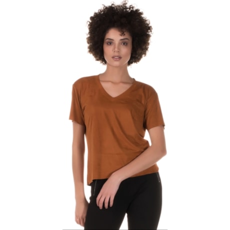 CAPITOLLIUM EXCLUSIVE - T-SHIRT SUEDE DECOTE V COM BOLSO - BEGE