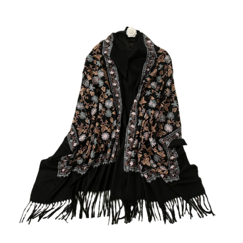 CAPITOLLIUM - PASHMINA DE INVERNO BORDADA PRETO