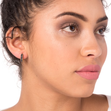 GUYMY - BRINCO FOLHEADO A OURO CLICK MICRO ZIRCÔNIA - PRATA/OFF WHITE GUYMY - BRINCO FOLHEADO A OURO CLICK MICRO ZIRCÔNIA - PRATA/OFF WHITE
