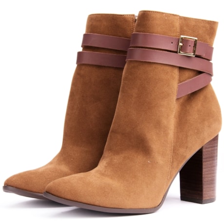 LIA LINE - BOTA CAMURÇA DETALHE FIVELA - CARAMELO LIA LINE - BOTA CAMURÇA DETALHE FIVELA - CARAMELO
