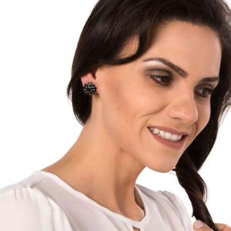 MARCIELLI RODRIGUES - BRINCO FLOR STRASS - PRETO