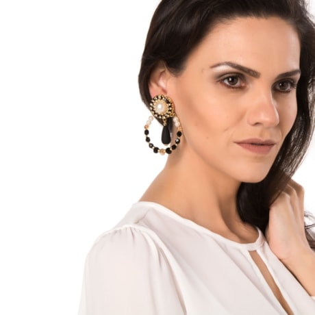 MARCIELLI RODRIGUES - BRINCO REDONDO COM PÉROLA E STRASS - PRETO