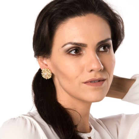 MARCIELLI RODRIGUES - BRINCO REDONDO STRASS PÉROLA - DOURADO