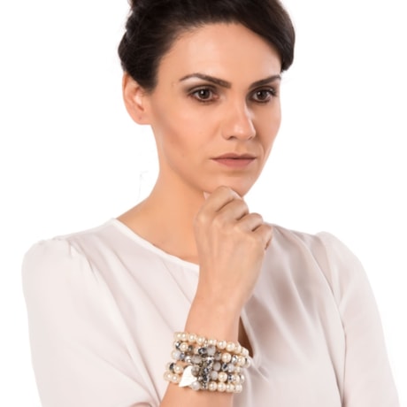 MARCIELLI RODRIGUES - PULSEIRA LARGA PÉROLAS PINGENTE FOLHA - OFF WHITE