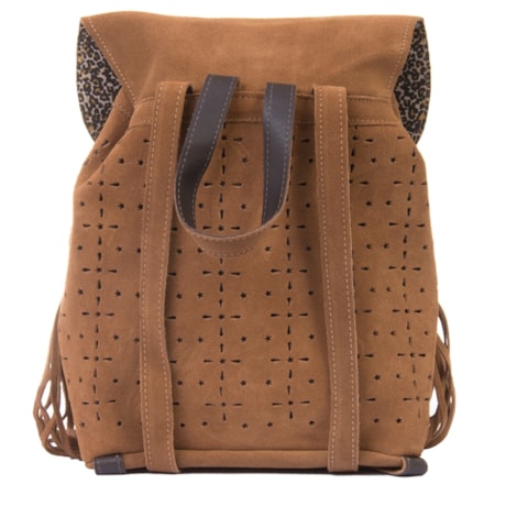 MOCHILA CAMURÇA TRABALHADA COM FRANJA - CARAMELO