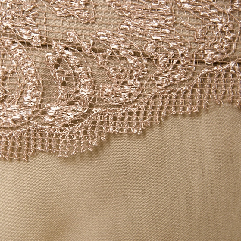 saia de cetim dourada